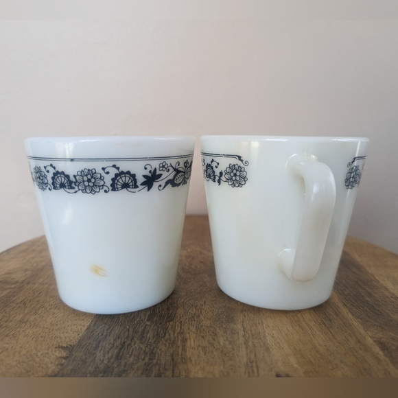 VINTAGE 70's Pyrex Old Town Diagonal Handle Coffee Mugs, Blue & White (SET OF 2) - Picture 2 of 10